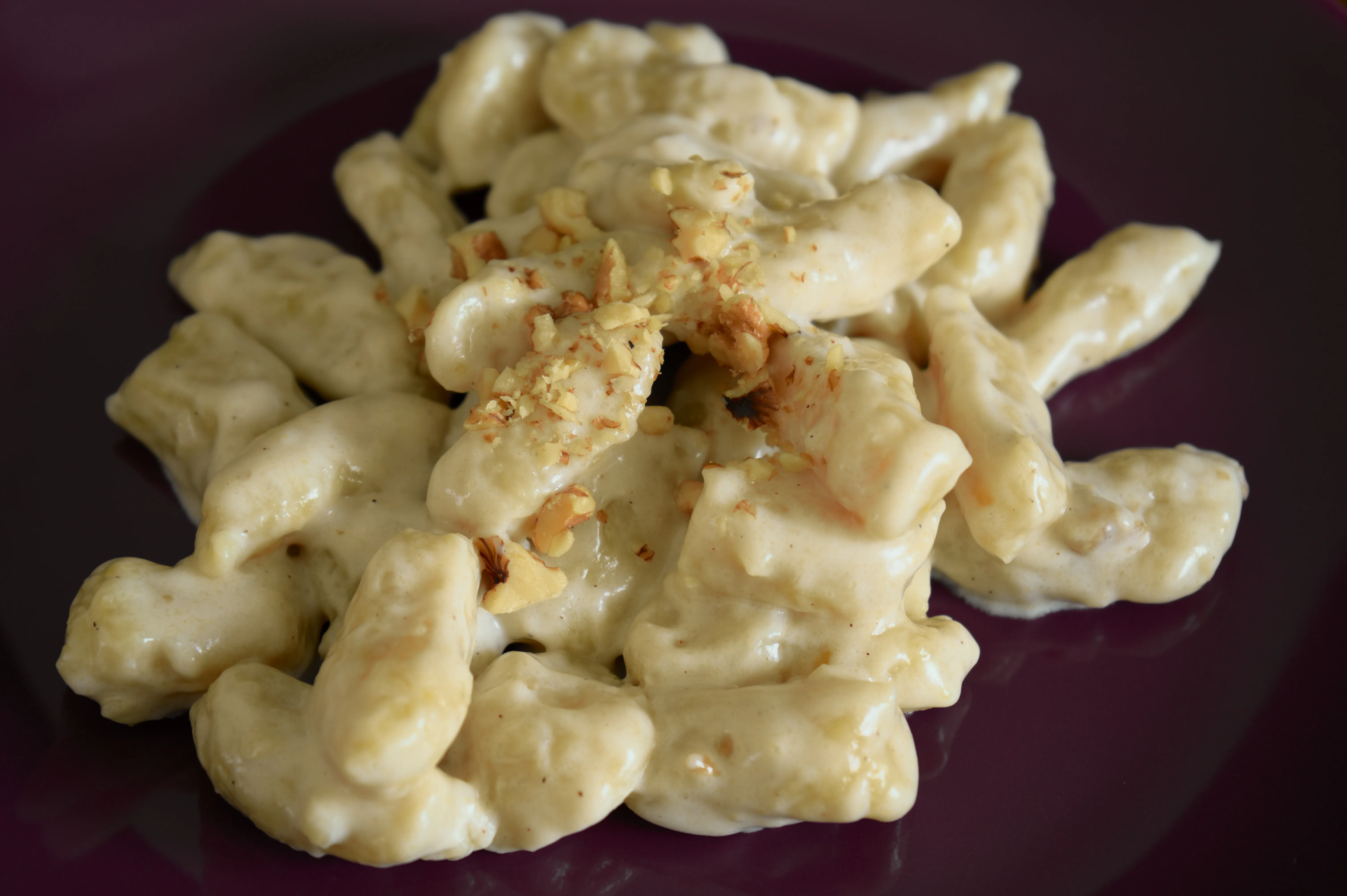 Domácí bramborové noky v krémové omáčce Grana Padano posypané praženými ořechy