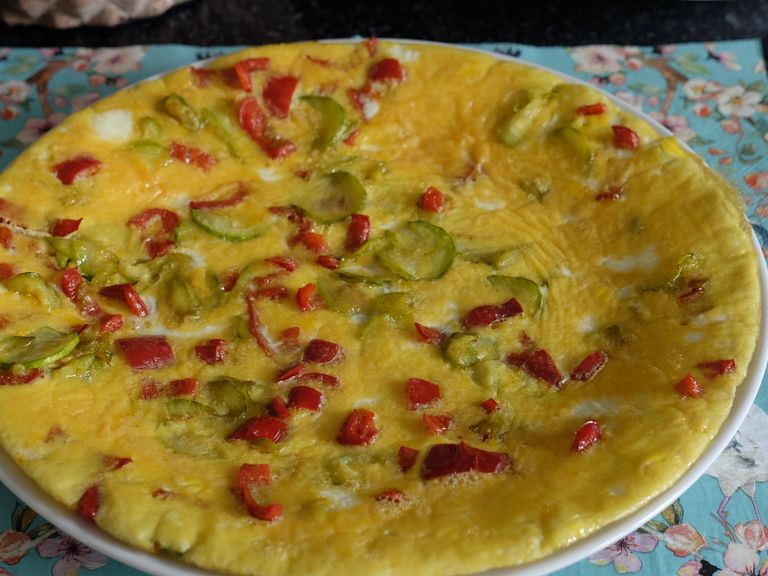 Gotov tanki omlet s tikvicom i komadićima crvene paprike